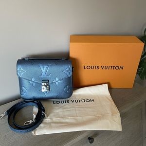 Authentic Louis Vuitton Pochette Métis in limited edition Emp Navy